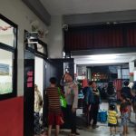 “Polisi di Tengah Banjir: Mengayomi Warga, Menjaga Harapan”
