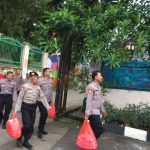 Ditpamobvit Polda Metro Jaya Salurkan 300 Paket Makanan untuk Warga Terdampak Banjir di Makasar, Jaktim