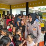 Polwan Polres Metro Bekasi dan Tim Psikologi Polda Metro Jaya Gelar Trauma Healing untuk Korban Banjir di Tambelang
