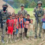 Satgas Ops Damai Cartenz 2025 Gelar Patroli dan Bagi Sembako di Distrik Omukia, Puncak Papua Tengah