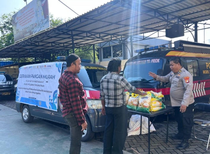 “Polres Pelabuhan Tanjung Priok Salurkan 1,5 Ton Beras Lewat Program Gerakan Pangan Murah Bersama Bulog”