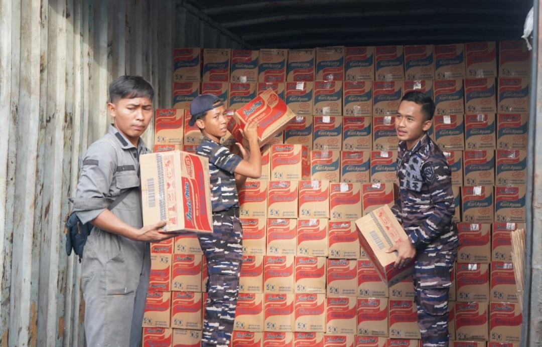 TNI AL Menjembatani Pengantaran Bantuan Pangan Bencana Alam