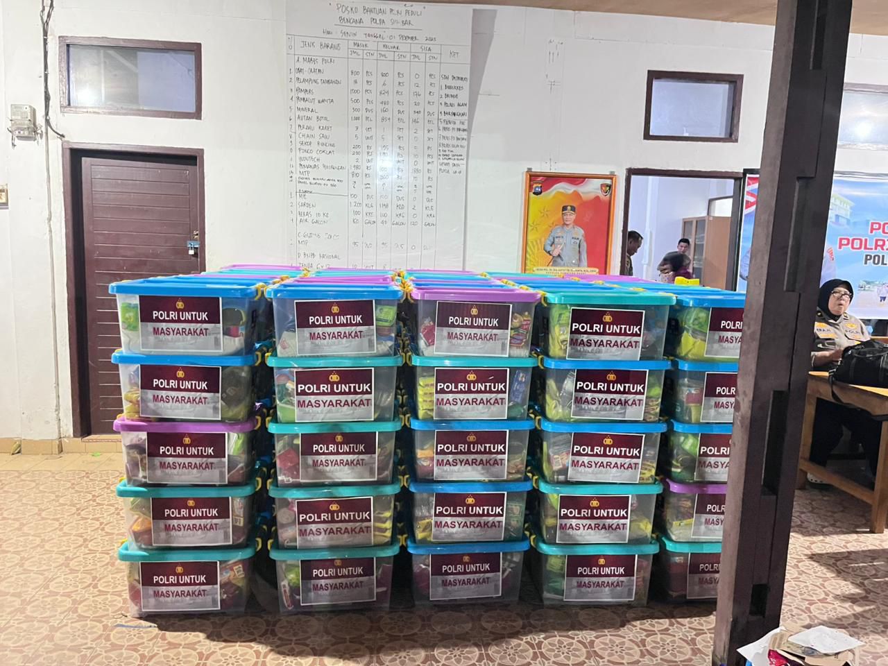 Polri Salurkan Puluhan Ribu Bantuan Logistik untuk Korban Bencana Alam di Sumatera Barat
